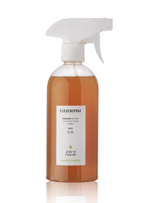 Fliegenspray in Sprühflasche Fliegenspray in einer transparenten Flasche mit Sprühkopf, braune Flüssigkeit.