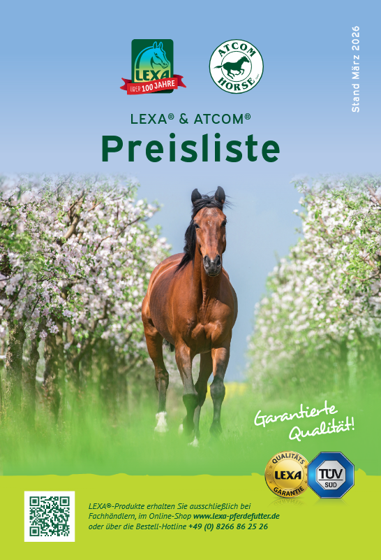 Braunes Pferd läuft frontal durch eine blühende Obstbaumallee im Frühling, darüber der Titel „LEXA & ATCOM Preisliste“ mit Logos und Hinweis auf garantierte Qualität.