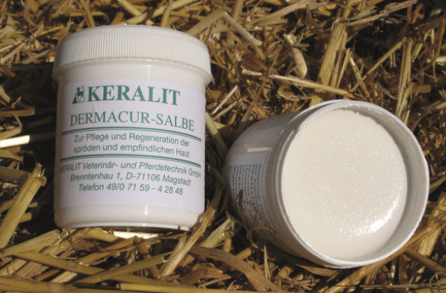 KERALIT Dermacur-Salbe KERALIT Dermacur-Salbe in einem weißen Behälter, zur Pflege und Regeneration von spröder Haut.