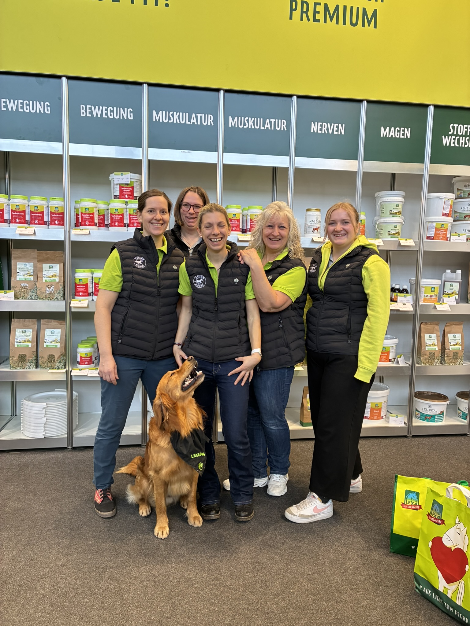 LEXA Maskottchen präsentiert Hindernis auf Reitsport-Messe