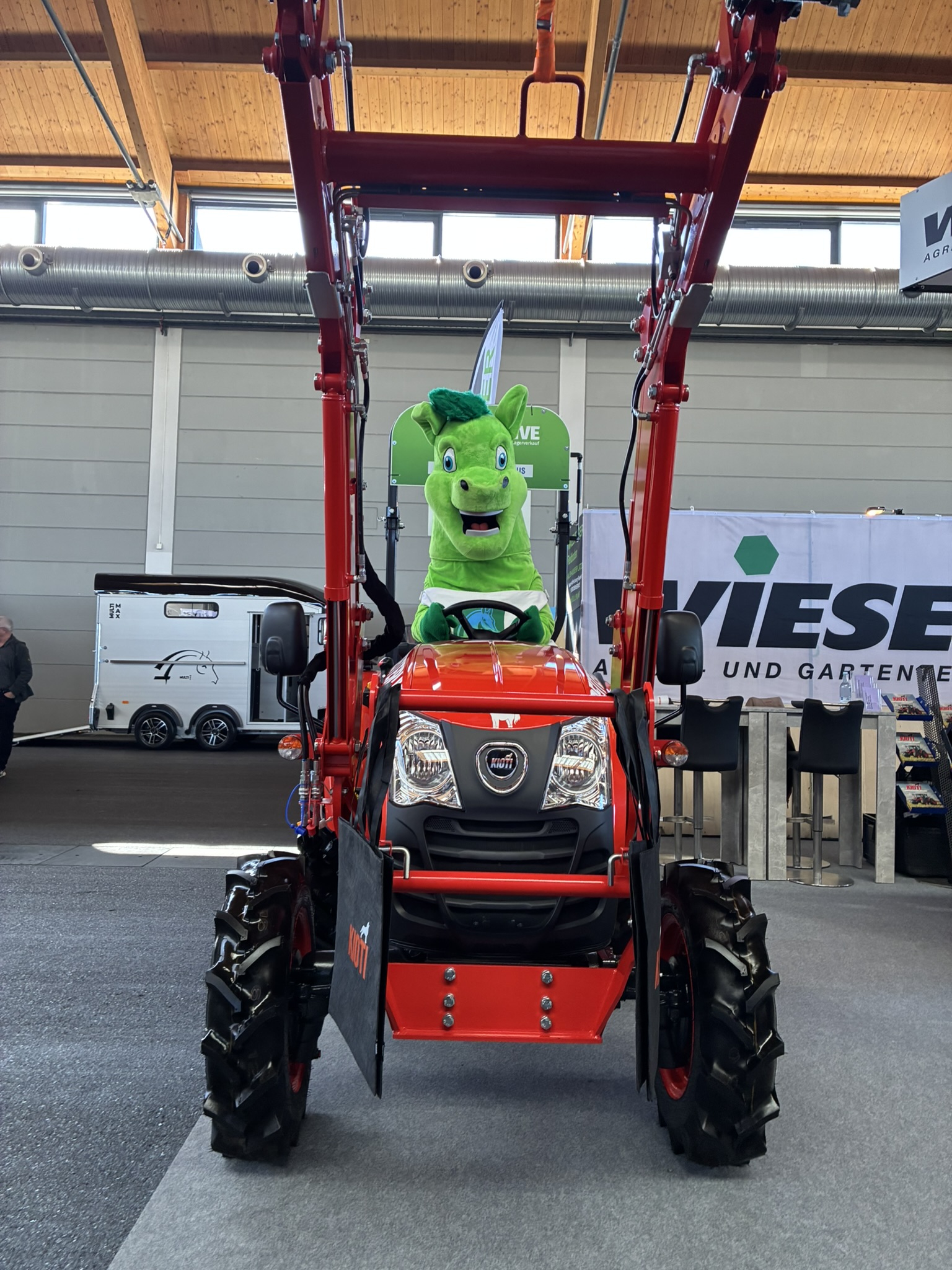LEXA Maskottchen macht ein Selfie mit Besuchern am Messestand für Pferdefutter