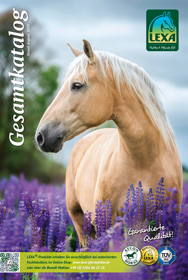 Gesamtkatalog von LEXA, Sommer/Winter 2020 Pferd mit hellem Fell vor lila Blumen im Gesamtkatalog von LEXA.