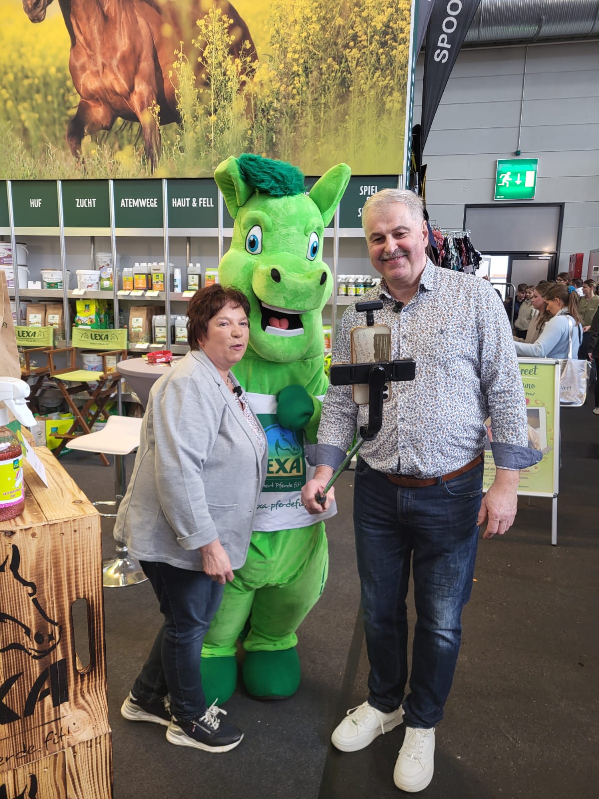 LEXA Maskottchen sitzt auf Traktor – Messepräsentation im Agrarbereich