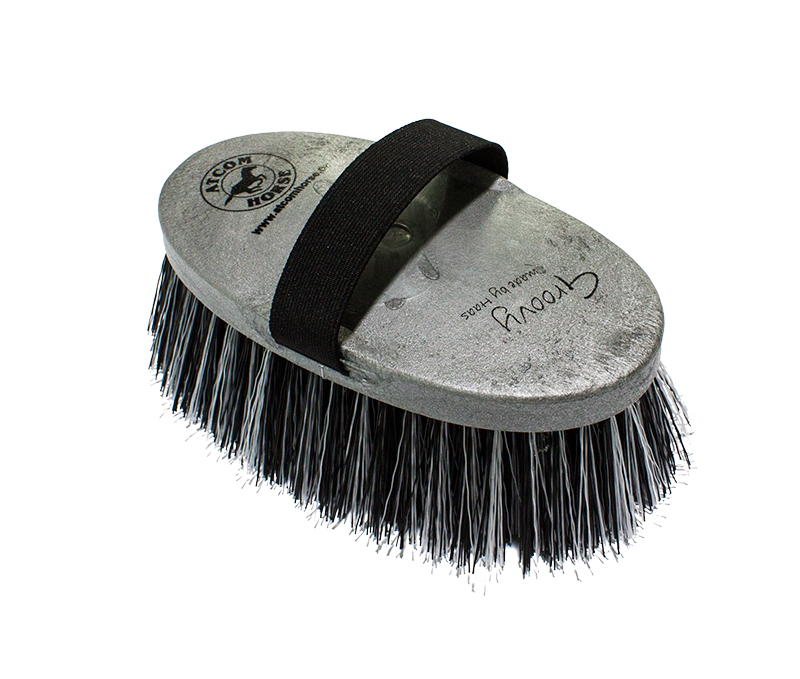 Graue Pferdebürste mit schwarzem Griff und langen Borsten.