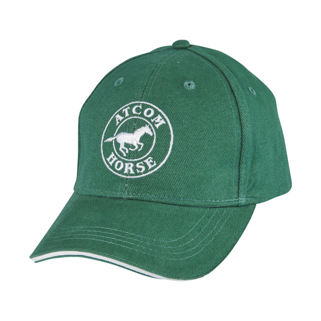 Grüne Baseballkappe mit weißem Aufdruck eines Pferdes und dem Schriftzug 'ATCOM HORSE'.