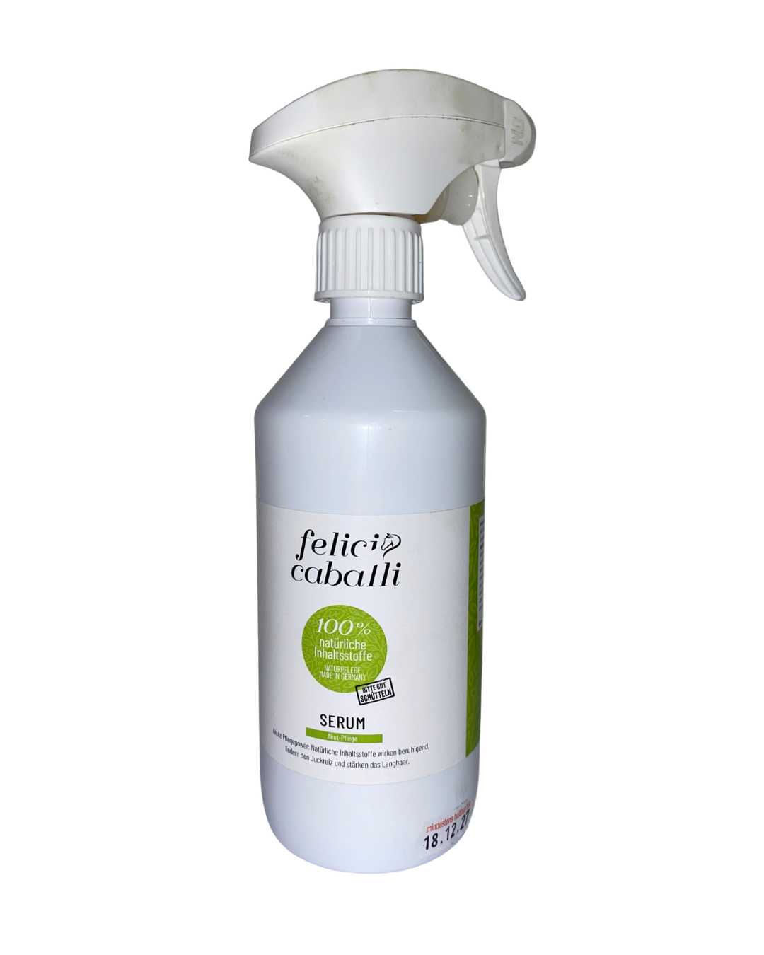 Sprühflasche „felici caballi Serum“ zur Akut-Pflege mit 100 % natürlichen Inhaltsstoffen. Die weißen Flasche mit Sprühkopf ist freigestellt auf weißem Hintergrund zu sehen.