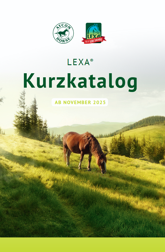 Titelbild des LEXA Kurzkatalogs ab November 2025: Ein braunes Pferd grast auf einer sonnigen, grünen Bergweide. Logos von ATCOM HORSE und LEXA sind sichtbar.